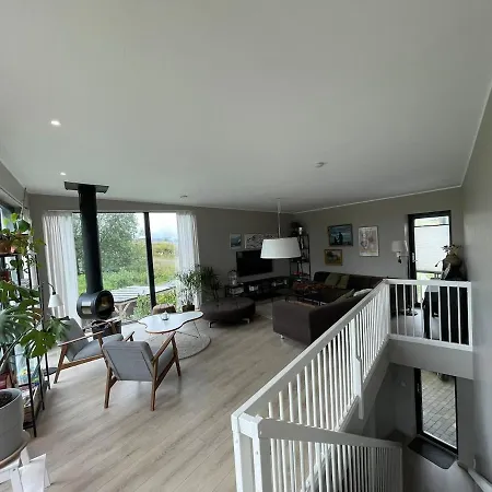 Modern House - Perfect For Holidays In